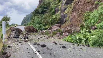 Artvin'de heyelan: Karadeniz Sahil Yolu ulaşıma kapandı