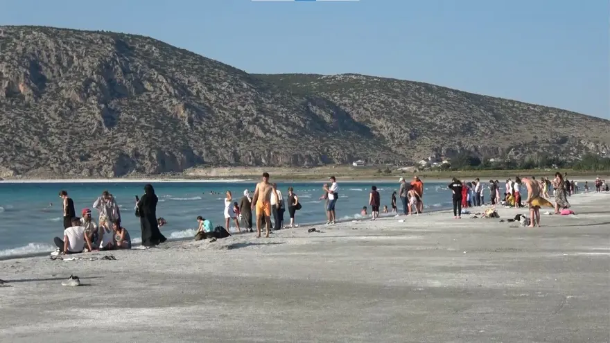 Türkiye'nin Maldivleri Salda Gölü'ne bayramda ziyaretçi akını 7