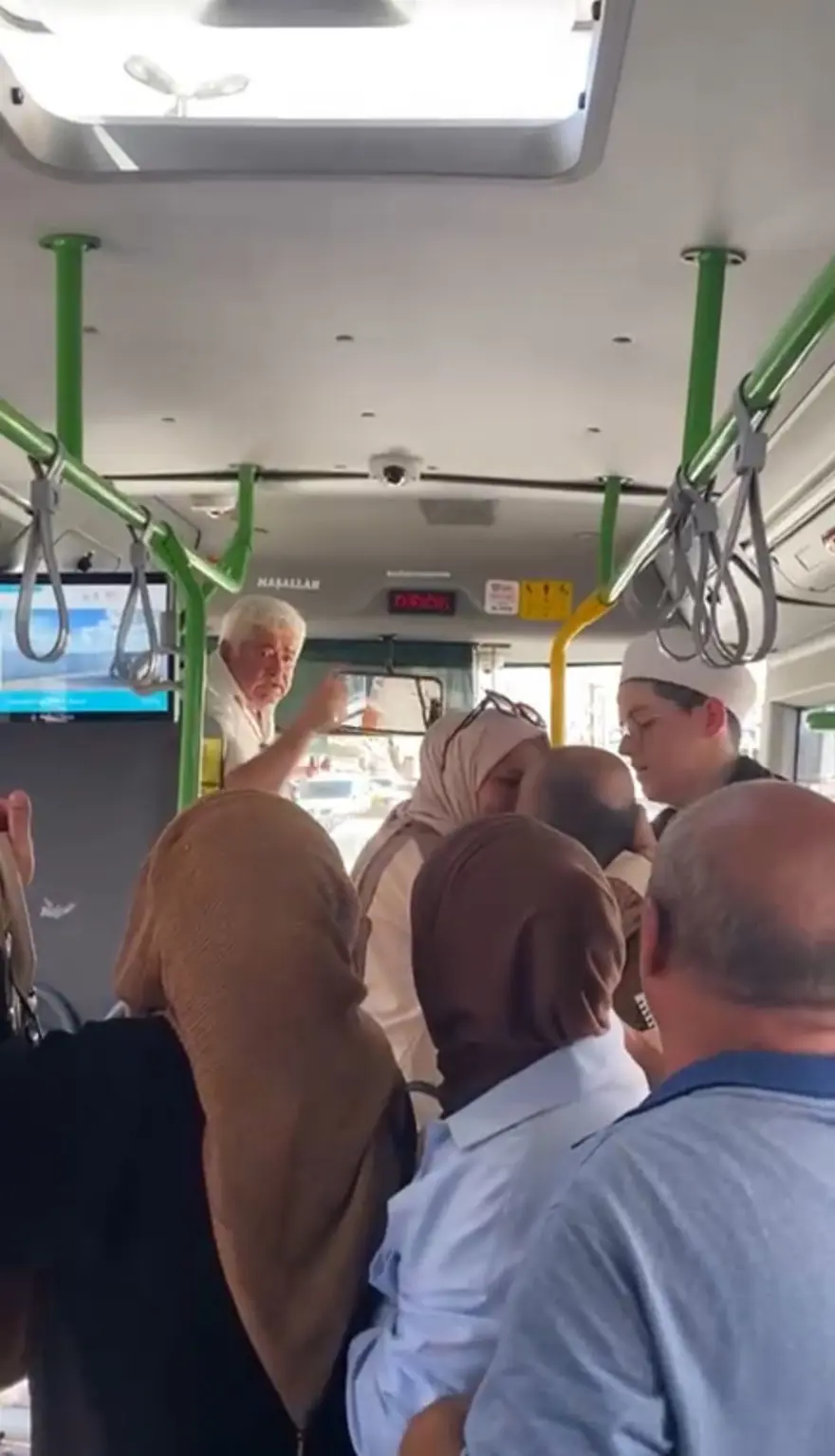 İETT otobüsünde "kart basma" kavgası: Şoförün kafasına yumruk attı 2