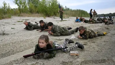 Rusya'da 8 yaşındaki savaşçılar askeri kampta: "Az kalsın ölüyordum"