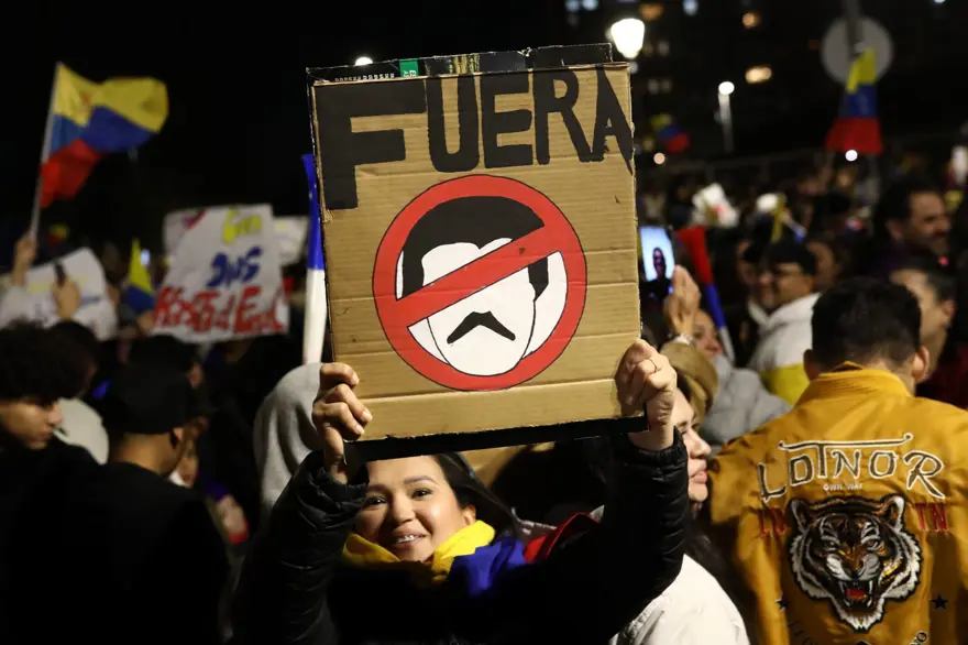 Venezuela'da "hileli" seçim tartışması: Yüzlerce göçmen sokaklarda toplandı 15 Venezuela'da "hileli" seçim tartışması: Yüzlerce göçmen sokaklarda toplandı 15