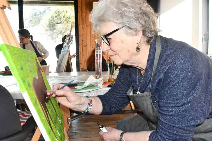 80 yaşında resim yaparak hayata sarılıyor: "İnsanın duyguları değişiyor" 