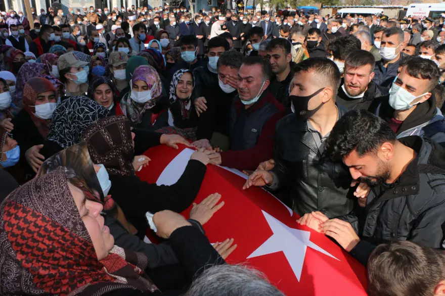 Gara şehidi Aydın Köse son yolculuğuna uğurlandı (Cenazede Kürtçe ağıtlar yakıldı) 1