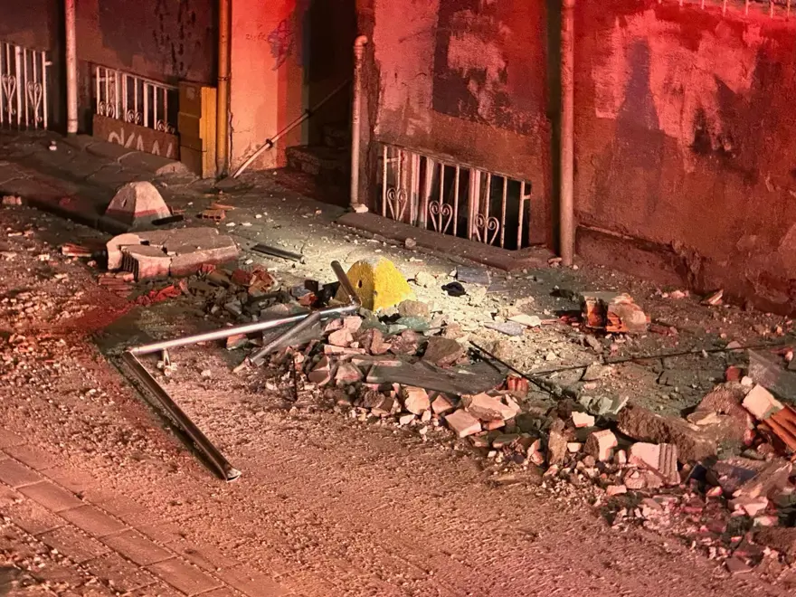 Zeytinburnu'nda terası kısmen çöken bina boşaltıldı 4 Zeytinburnu'nda terası kısmen çöken bina boşaltıldı 4