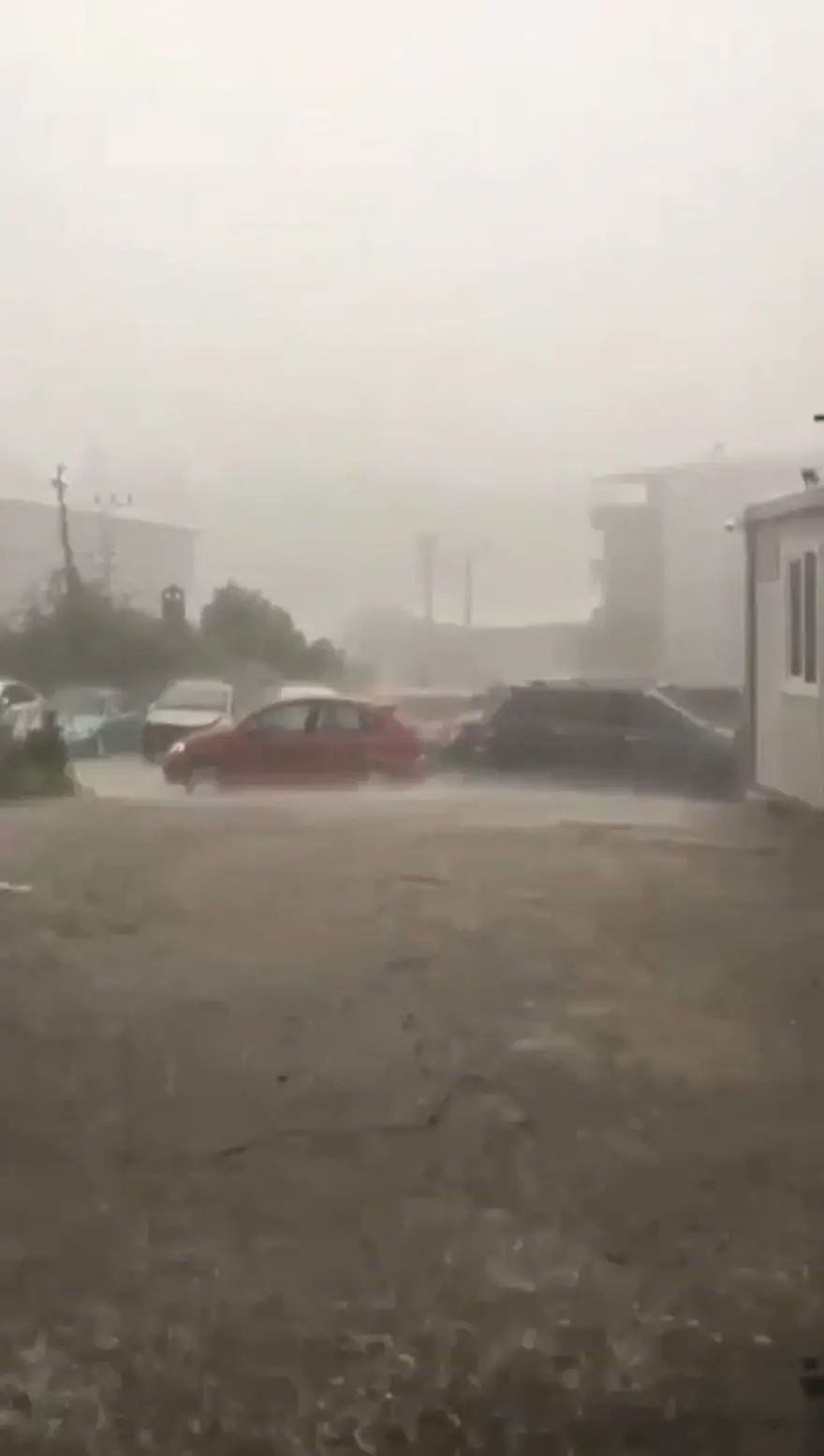 Bursa’yı fırtına ve sağanak vurdu: Rüzgar TIR’ın dorsesiniyerinden çıkardı 3