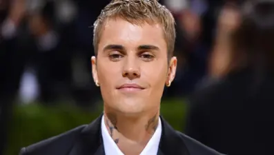 “Justin Bieber’ın iyileşmesi altı ayı bulabilir, işitme kaybı yaşayabilir”