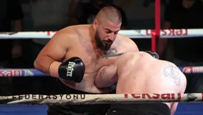 Türk boksör unvanını korudu: Makedonyalı rakibini nakavt etti