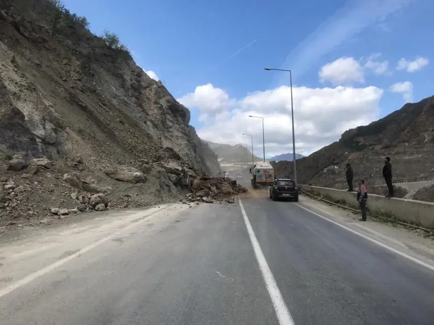 Artvin’de heyelan: Yusufeli yolu ulaşıma kapandı 