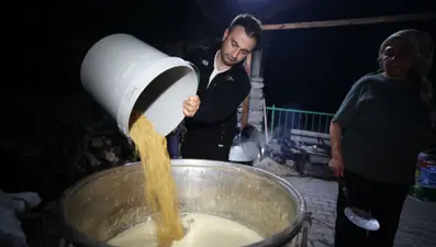 Çankırı'da asırlık gelenek: Bakır kazanlarda pişiriliyor