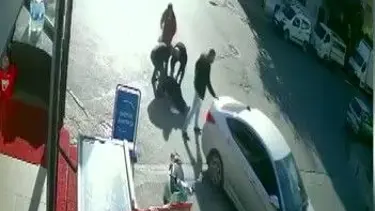 Otomobilin altında kalmaktan son anda kurtuldu