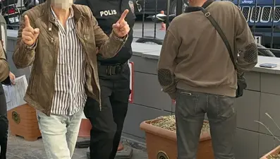 Yolda gördüğü komşusuna saldırıp sokak ortasında dövdü