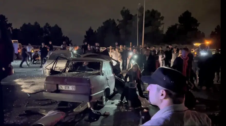 Arnavutköy'de feci kaza: 2 ölü, 7 yaralı 7 Arnavutköy'de feci kaza: 2 ölü, 7 yaralı 7