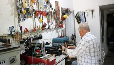 Hurdadan toplayıp tamir ediyor: Evinin bodrumunu atölyeye çevirdi