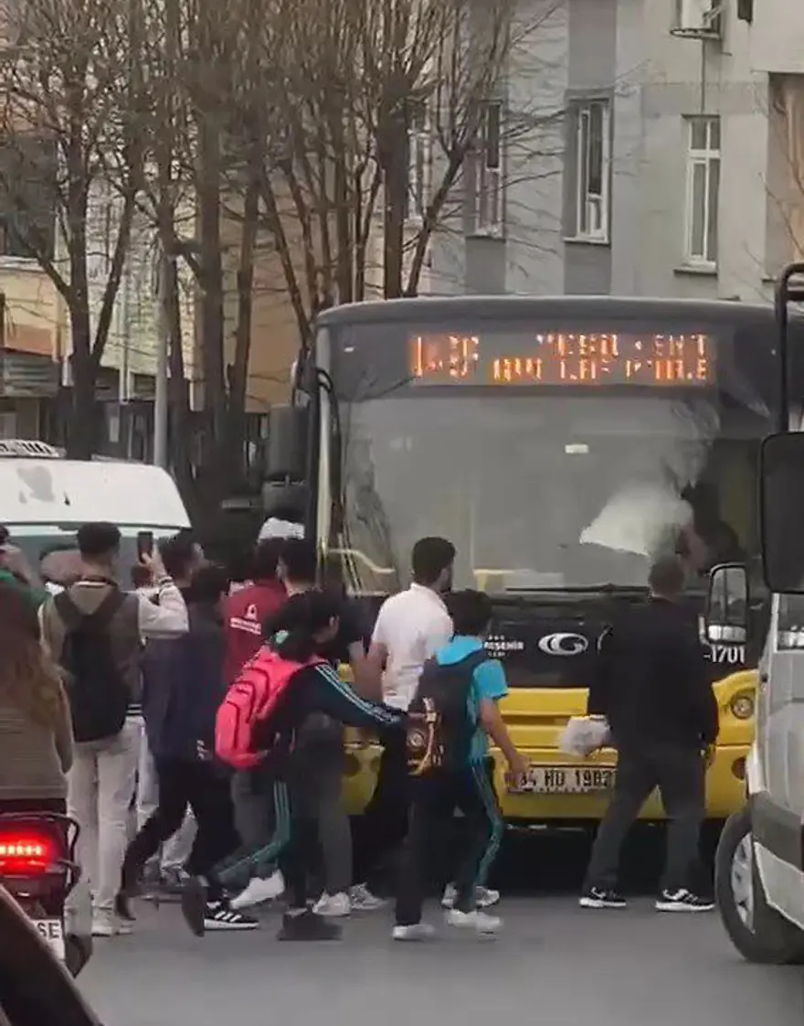 Avcılar'da yol tartışması: İETT şoförüne yumruklu saldırı 1 Avcılar'da yol tartışması: İETT şoförüne yumruklu saldırı 1