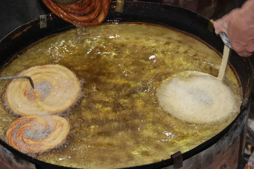 Nesilden nesille Ramazan ayına özel tatlı: 60 yıldır evinin avlusunda yapıyor 