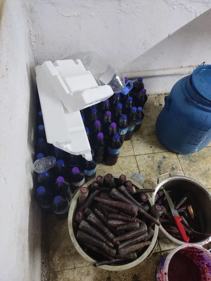 Mide bulandıran ruhsatsız şalgam imalathanesi mühürlendi 4 Mide bulandıran ruhsatsız şalgam imalathanesi mühürlendi 4