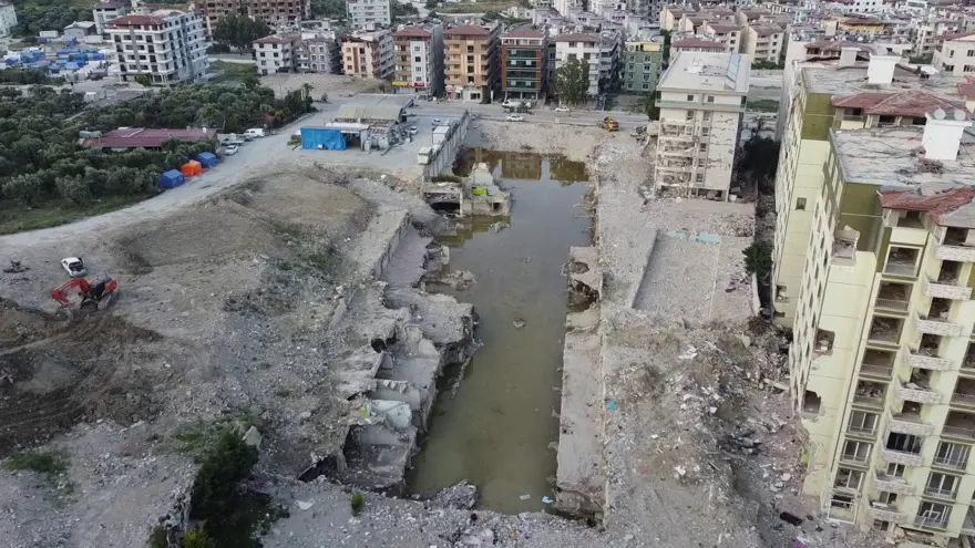 Yüzlerce kişiye mezar olan Rönesans Rezidans'ın enkazı suyla doldu 10
