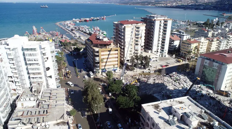 Deniz seviyesinin yükseldiği İskenderun'da binalar boşaltıldı 6