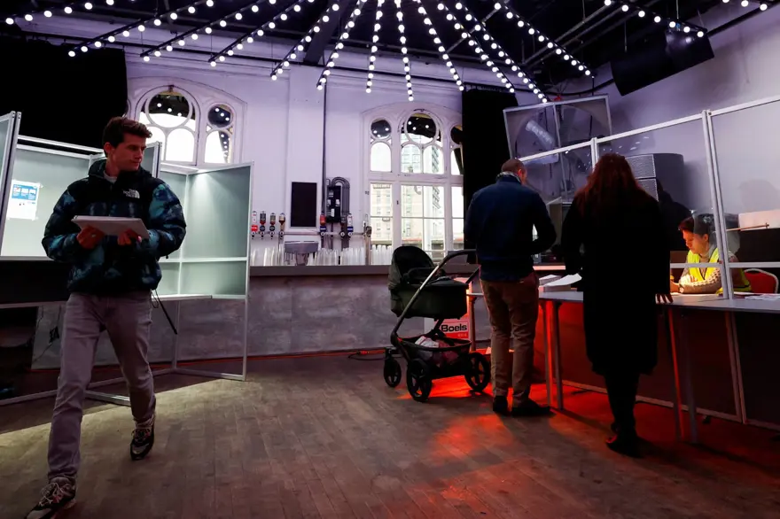 Hollanda'da yabancı düşmanı Wilders kazandı 16