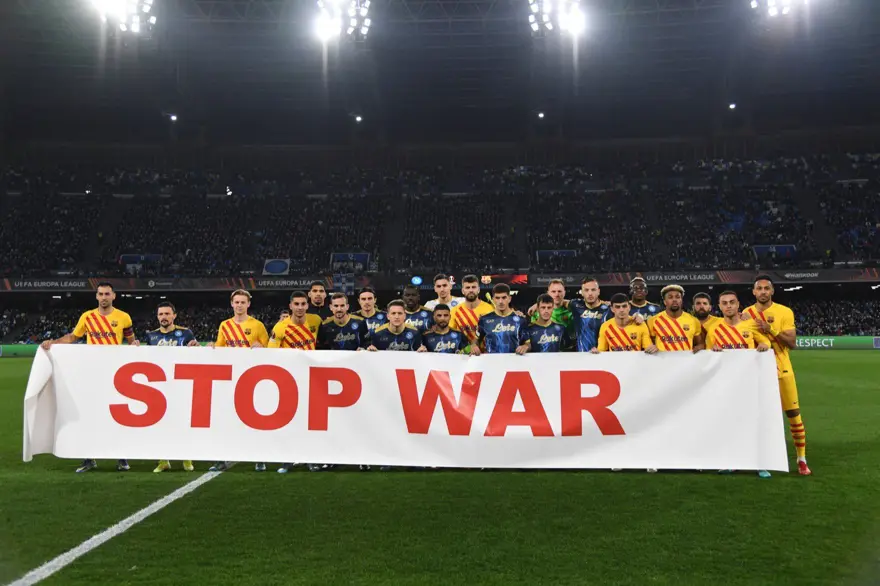 NAPOLI VE BARCELONALI FUTBOLCULARDAN “SAVAŞI DURDURUN” PANKARTI 3