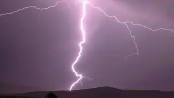 Uşak'ta eve yıldırım düştü