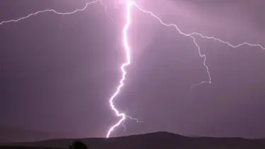 Telefonla konuşurken üzerine yıldırım düştü, hayatını kaybetti