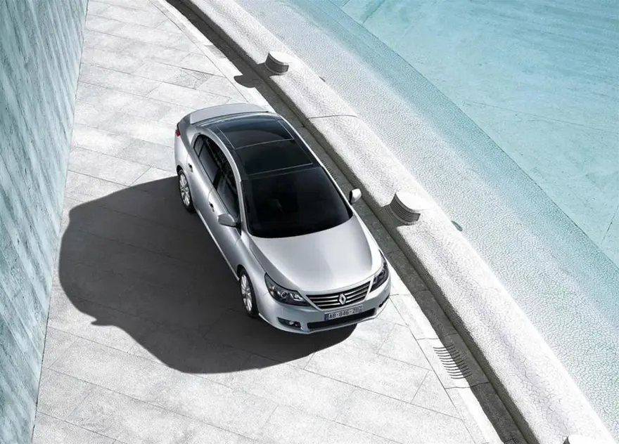 2011 Renault Latitude 1