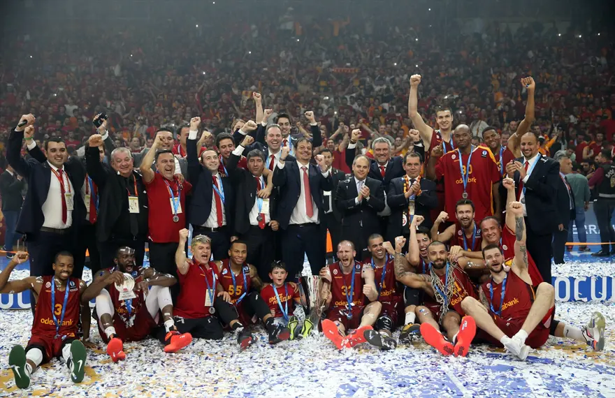 Galatasaray Odeabank, şampiyonluk kupasını kaldırdı 2