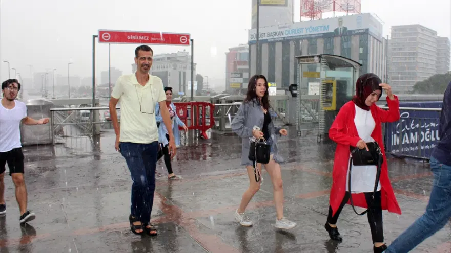 İstanbul'da sonbahar provası. Hava bir anda soğuyacak, sağanak bastıracak