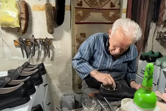 9 yaşında çırak olarak başlamış. 63 yıldır durmadan üretiyor