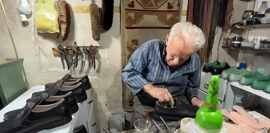 9 yaşında çırak olarak başlamış. 63 yıldır durmadan üretiyor