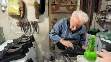 9 yaşında çırak olarak başlamış. 63 yıldır durmadan üretiyor