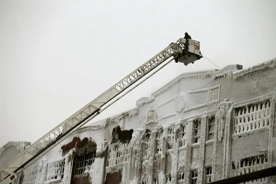 İtfaiyenin buzla mücadelesi 30