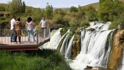 Sıcak havayı gören şelaleye koştu