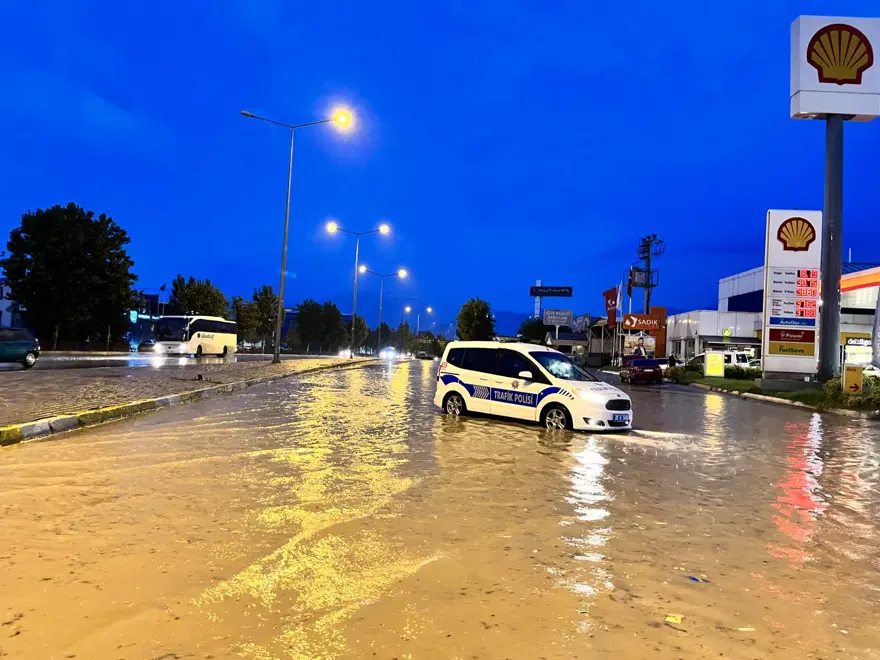 Kuvvetli sağanak birçok ilde hayatı felç etti: Sele kapılan 3 kişi hayatını kaybetti, 1 bebek kayıp 41