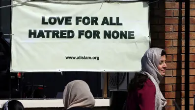 İslamofobi yükseliyor, camilere saldırana para veriliyor