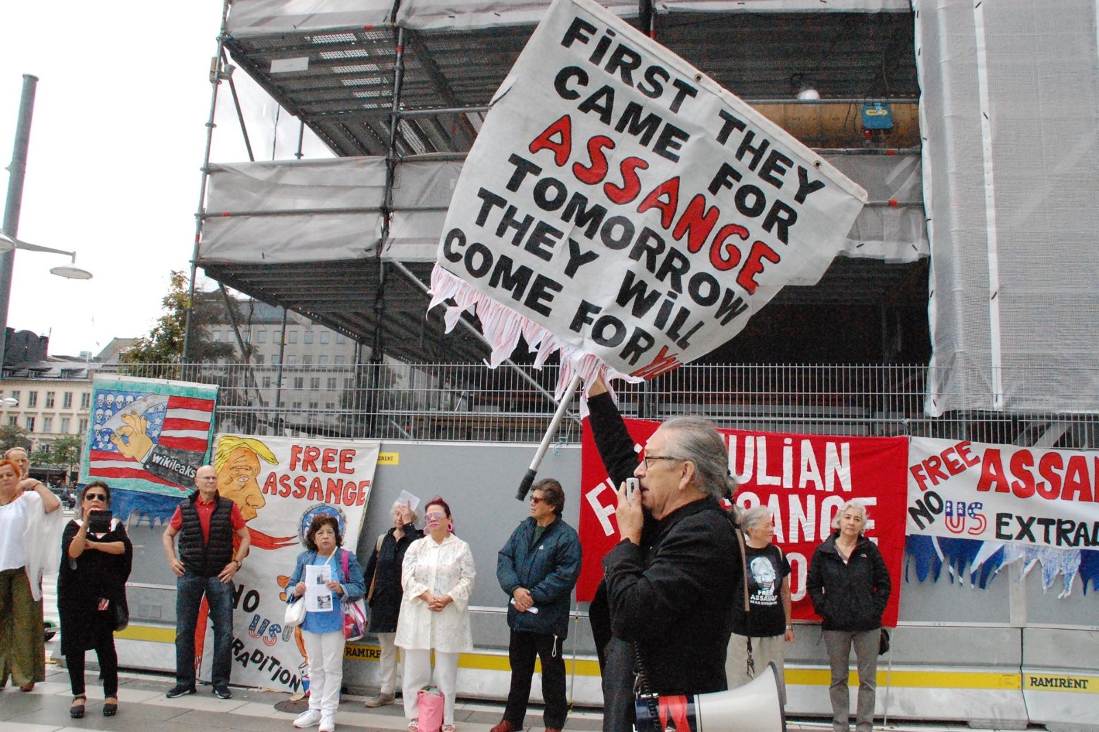Julian Assange destekçileri İsveç'te protesto gösterisi düzenledi