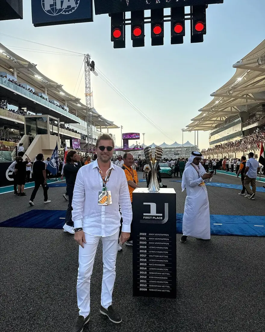 Engin Altan Düzyatan'dan Formula 1 pozları: Shayk ve Hemsworth ile bir araya geldi 1