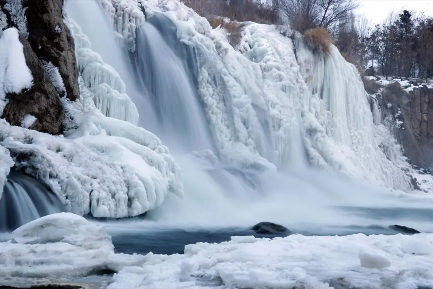 Van'da doğa harikası Muradiye Şelalesi kısmen dondu 6 Van'da doğa harikası Muradiye Şelalesi kısmen dondu 6