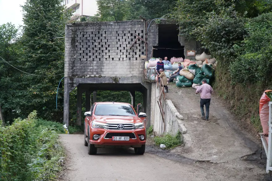Rize'de ilginç yapı: Arazi kısıtlı olunca, böyle çözüm buldular 1 Rize'de ilginç yapı: Arazi kısıtlı olunca, böyle çözüm buldular 1