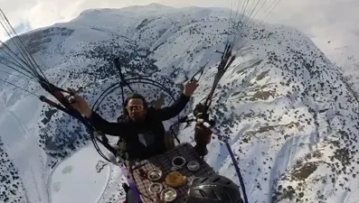 Bu kez de gökyüzünde kahvaltı yaptı