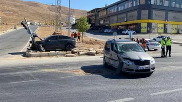Elazığ'da otomobiller çarpıştı: Yaralılar var