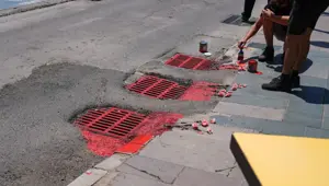 Elektrik faciasının yaşandığı sokakta protesto: Mazgalları kırmızıya boyadılar