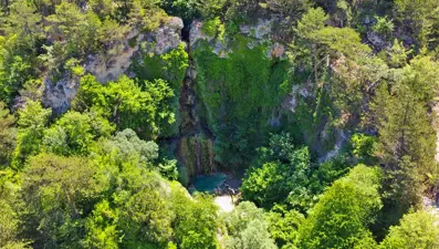 Bilecik'te 30 metreden dökülen 'Suuçtu Şelalesi' ziyaretçilerden ilgi görüyor