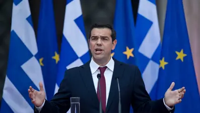 Çipras ilk kez kravat taktı