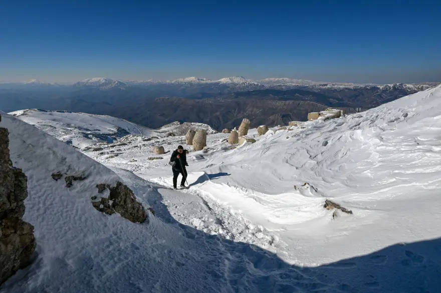 Nemrut Dağı'ndan eşsiz görüntüler: Dev heykeller karlar altında kaldı 
