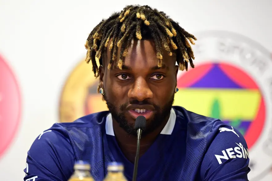 Fenerbahçe'de 5'i yeni transfer, 7 futbolcu için imza töreni düzenlendi 16 Fenerbahçe'de 5'i yeni transfer, 7 futbolcu için imza töreni düzenlendi 16