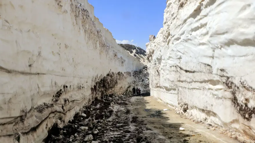 Yüksekova'da, mayıs sonu 8 metrelik karla mücadele 8