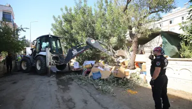Yer: Antalya! 2 evden 8 kamyon çöp çıktı