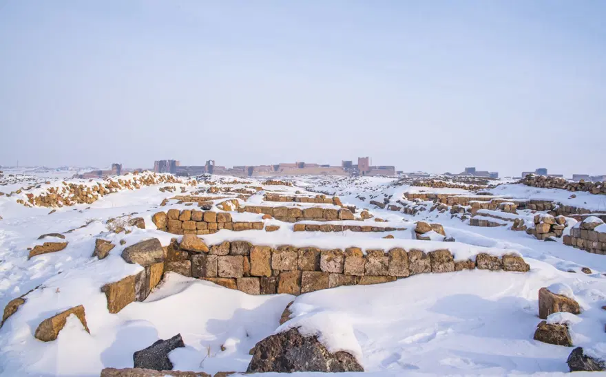 Beyaza bürünen Ani Antik Kenti masalsı güzelliğiyle yerli ve yabancı turistleri ağırlıyor 17 Beyaza bürünen Ani Antik Kenti masalsı güzelliğiyle yerli ve yabancı turistleri ağırlıyor 17